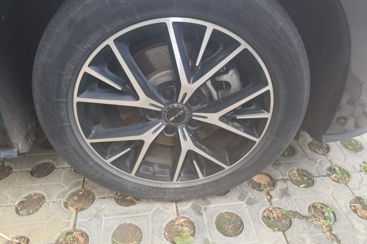 Used BYD e9 2022 Business Edition Right Front Wheel Hub