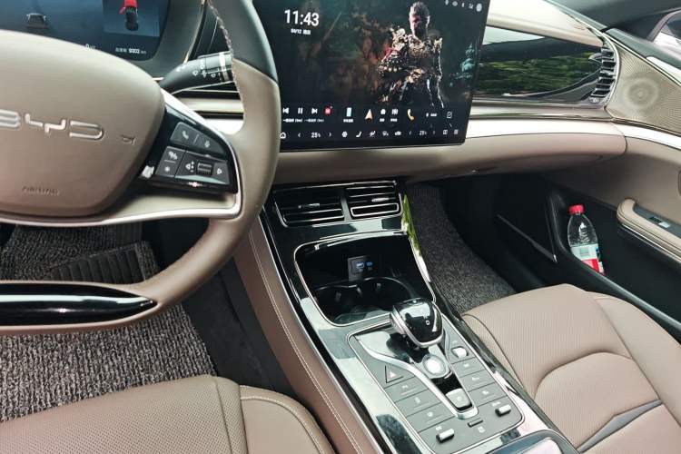 Used BYD e9 2025 Model 506 Luxury Version Audio And AC Panel
