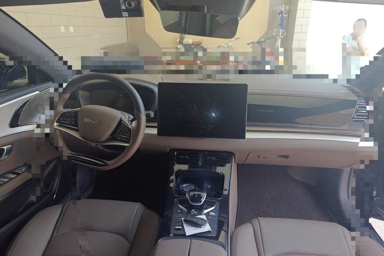 Used BYD e9 2025 Model 506 Luxury Version Center Console
