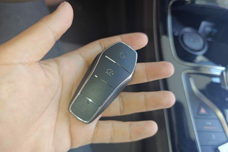 Used BYD e9 2025 Model 506 Luxury Version Vehicle Key
