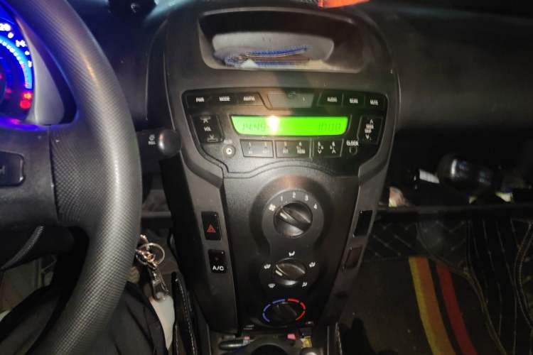 Used BYD F0 2011 Shangku Edition 1.0L XuanKu Model Audio And AC Panel