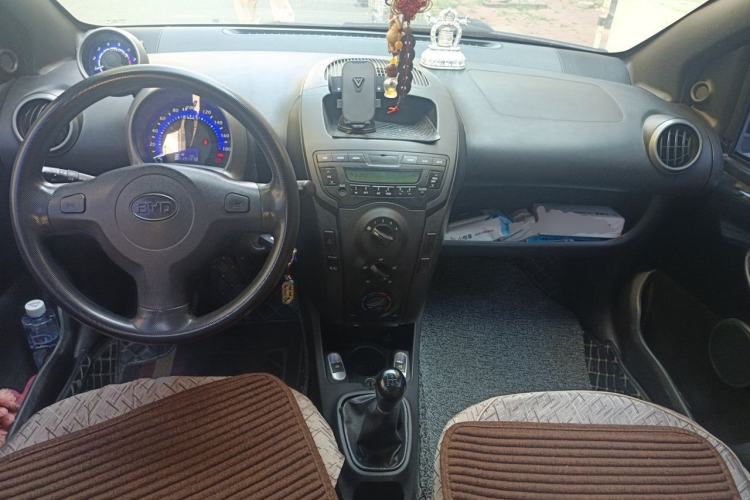 Used BYD F0 2011 Shangku Edition 1.0L XuanKu Model Center Console