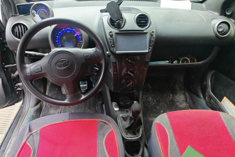 Used BYD F0 2011 Shangku Edition 1.0L XuanKu Model Center Console