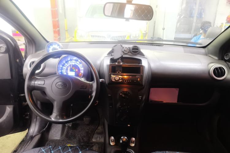 Used BYD F0 2011 Shangku Edition 1.0L Yuexiu Model Center Console