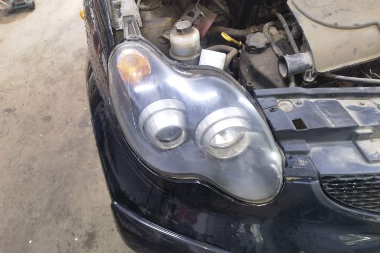 Used BYD F0 2011 Shangku Edition 1.0L Yuexiu Model Right Front Headlight