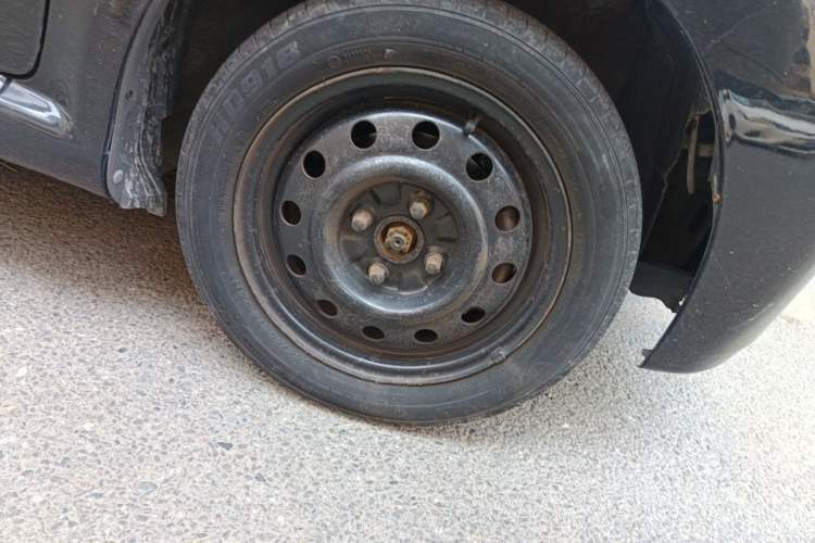 Used BYD F0 2011 Shangku Edition 1.0L XuanKu Model Right Front Wheel Hub