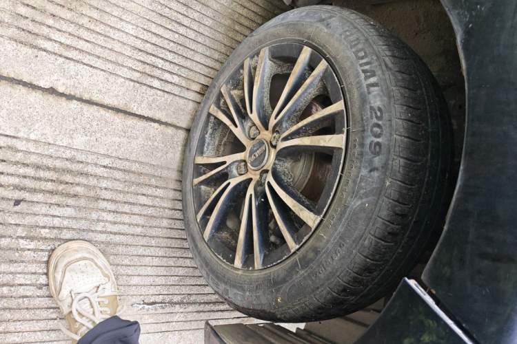Used BYD F0 2011 Shangku Edition 1.0L XuanKu Model Right Front Wheel Hub