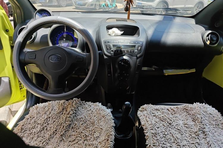 Used BYD F0 2011 Shangku Edition 1.0L Yuexiu Model Center Console