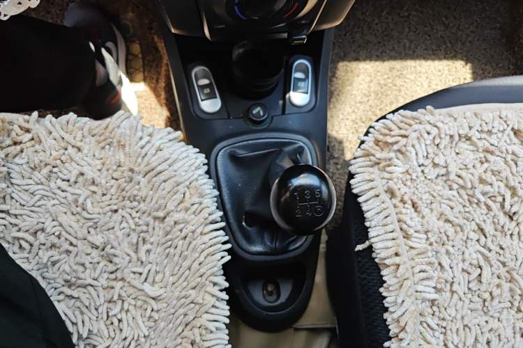 Used BYD F0 2011 Shangku Edition 1.0L Yuexiu Model Gear Lever