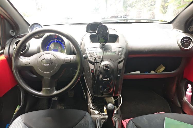 Used BYD F0 2011 Shangku Edition 1.0L XuanKu Model Center Console