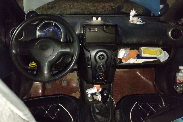 Used BYD F0 2011 Shangku Edition 1.0L XuanKu Model Center Console