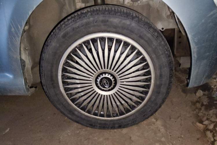Used BYD F0 2011 Shangku Edition 1.0L XuanKu Model Right Front Wheel Hub