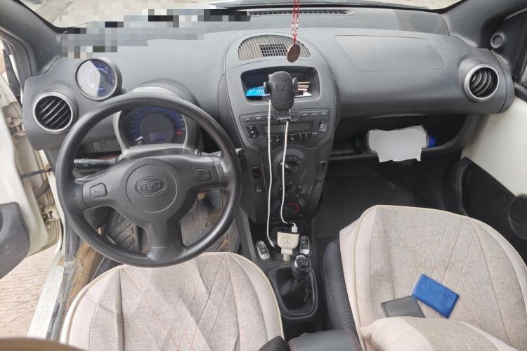 Used BYD F0 2011 Shangku Edition 1.0L Yuexiu Model Center Console