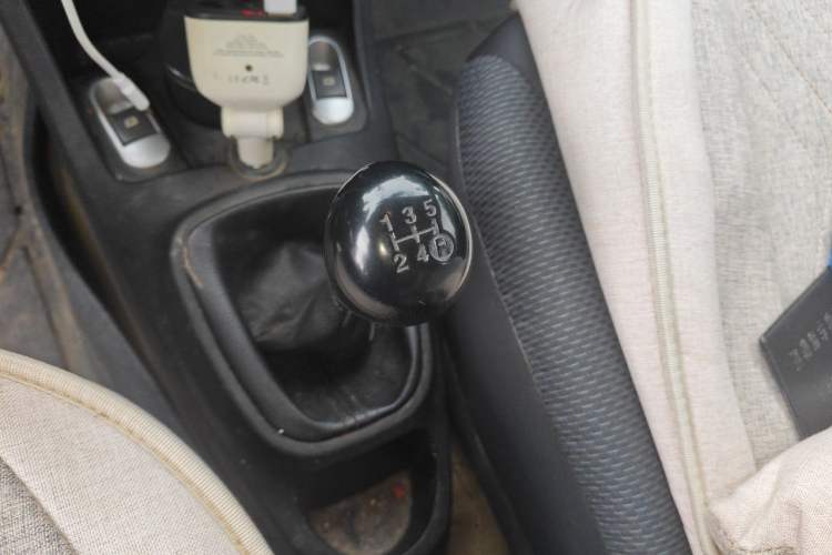 Used BYD F0 2011 Shangku Edition 1.0L Yuexiu Model Gear Lever