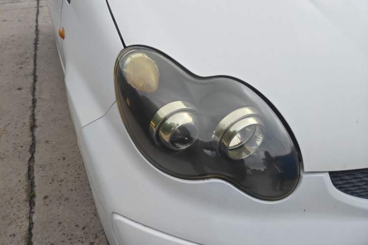 Used BYD F0 2011 Shangku Edition 1.0L Yuexiu Model Right Front Headlight