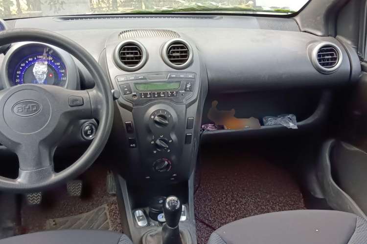 Used BYD F0 2012 1.0L Joyful Cool Model Center Console
