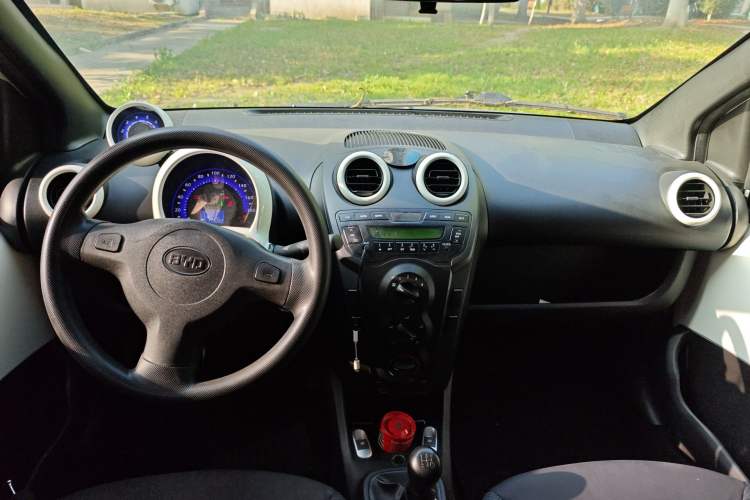 Used BYD F0 2012 1.0L Joyful Cool Model Center Console