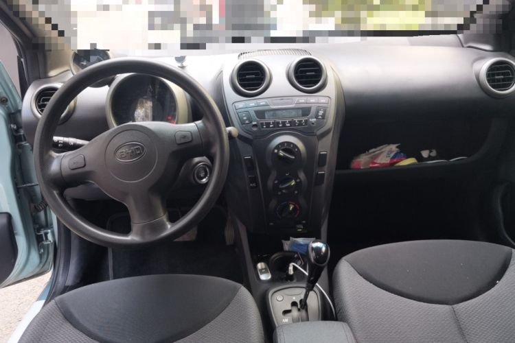Used BYD F0 2013 1.0L AMT XuanKu Model Center Console