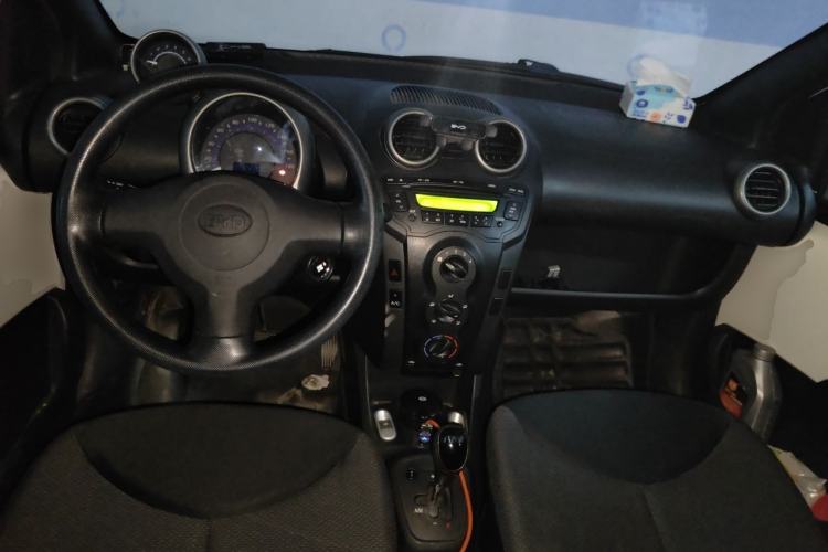 Used BYD F0 2013 1.0L AMT Joyful Cool Model Center Console