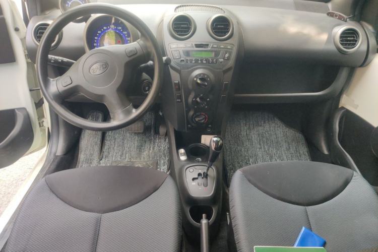 Used BYD F0 2013 1.0L AMT XuanKu Model Center Console