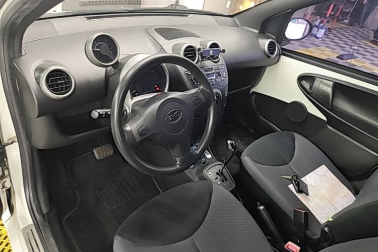 Used BYD F0 2013 1.0L AMT XuanKu Model Center Console