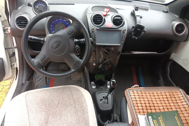 Used BYD F0 2013 1.0L AMT XuanKu Model Center Console