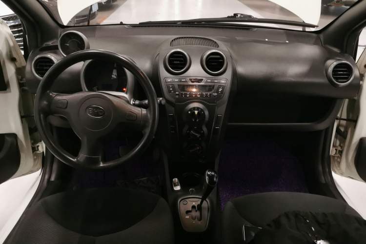 Used BYD F0 2013 1.0L AMT XuanKu Model Center Console