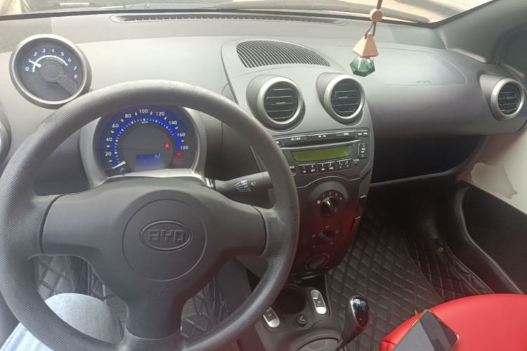 Used BYD F0 2013 1.0L AMT Joyful Cool Model Center Console