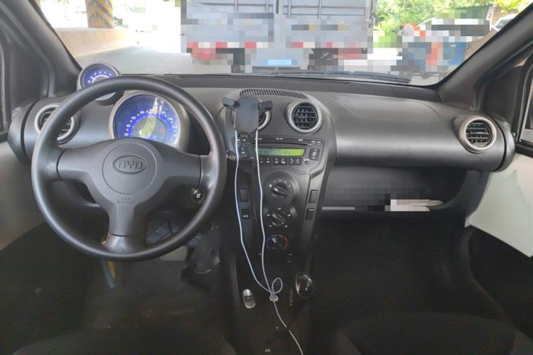 Used BYD F0 2013 1.0L AMT Joyful Cool Model Center Console