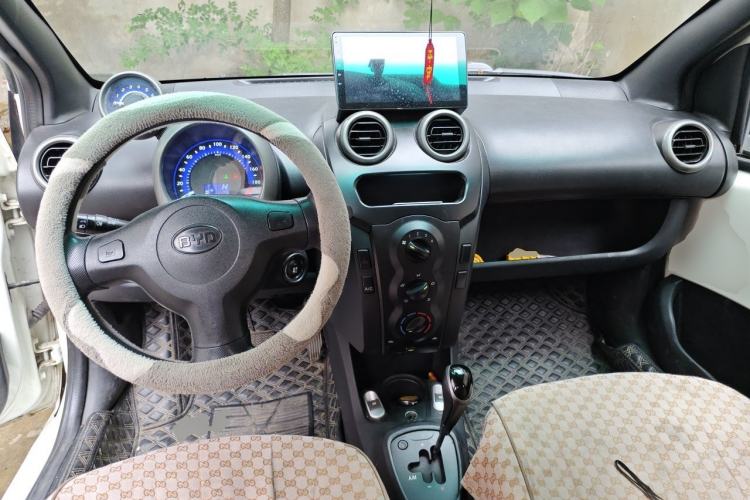 Used BYD F0 2013 1.0L AMT XuanKu Model Center Console