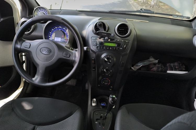 Used BYD F0 2013 1.0L AMT XuanKu Model Center Console