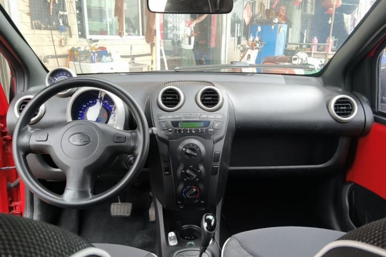 Used BYD F0 2015 1.0L AMT XuanKu Model Center Console