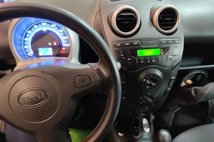 Used BYD F0 2015 1.0L AMT XuanKu Model Audio And AC Panel