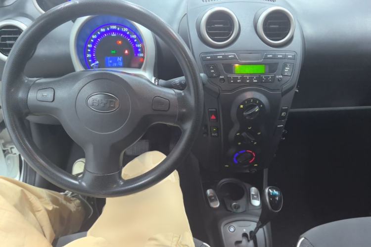Used BYD F0 2015 1.0L AMT XuanKu Model Center Console