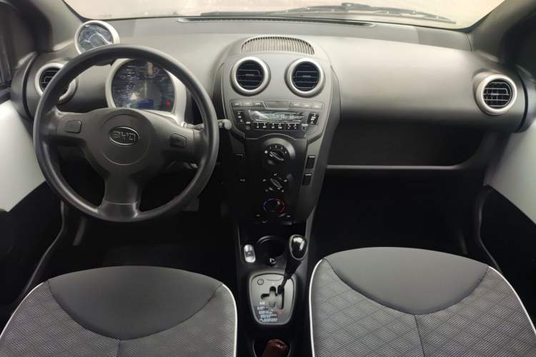 Used BYD F0 2015 1.0L AMT XuanKu Model Center Console