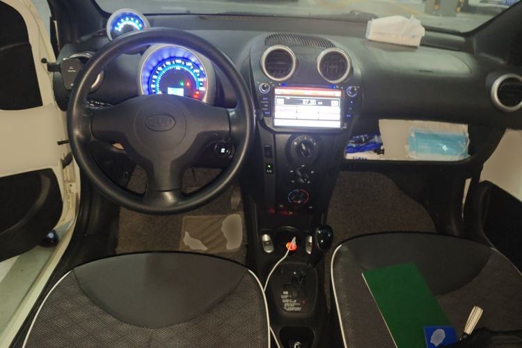 Used BYD F0 2015 1.0L AMT Joyful Cool Model Center Console
