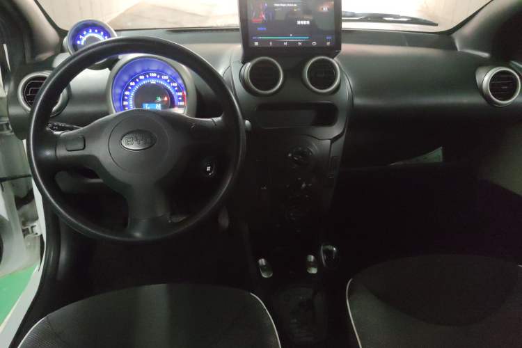 Used BYD F0 2015 1.0L AMT XuanKu Model Center Console