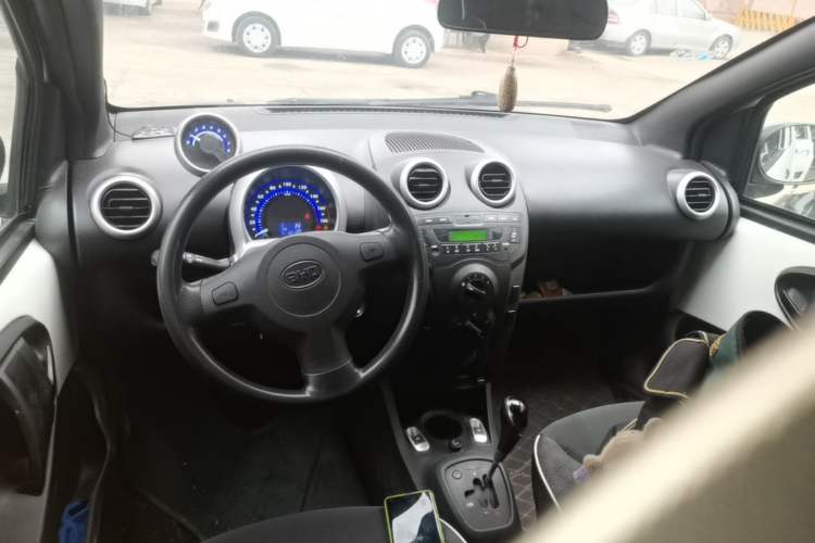 Used BYD F0 2015 1.0L AMT XuanKu Model Center Console