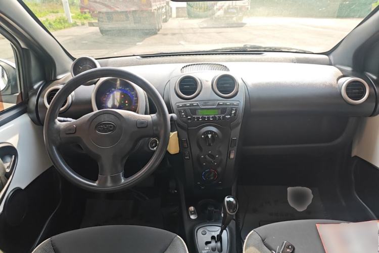 Used BYD F0 2015 1.0L AMT XuanKu Model Center Console