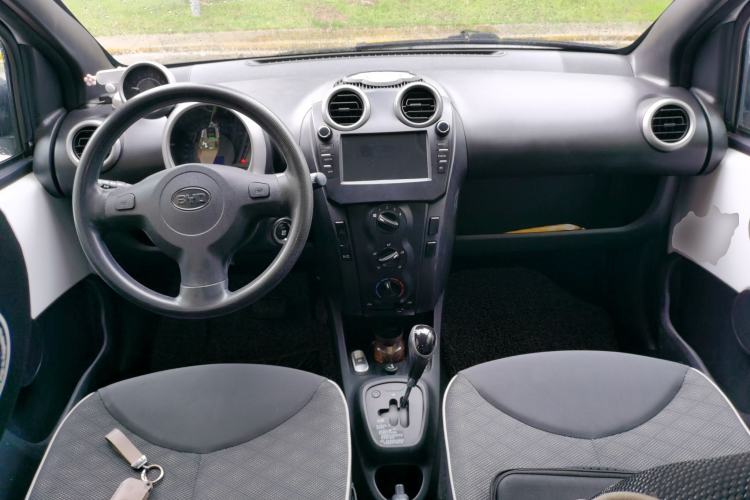 Used BYD F0 2015 1.0L AMT XuanKu Model Center Console