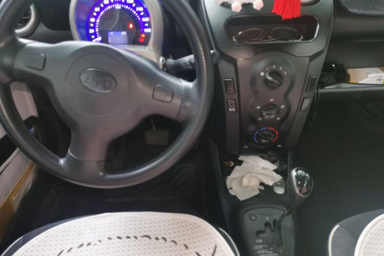 Used BYD F0 2015 1.0L AMT XuanKu Model Center Console