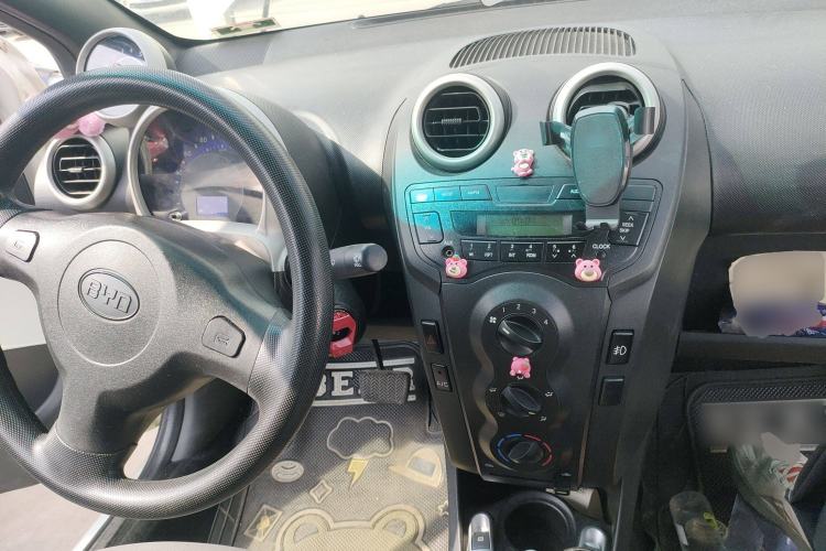 Used BYD F0 2015 1.0L AMT XuanKu Model Center Console