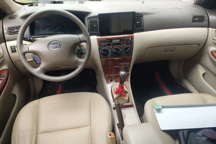 Used BYD F3 2008 1.5L Platinum Edition Luxury GLX-i Center Console