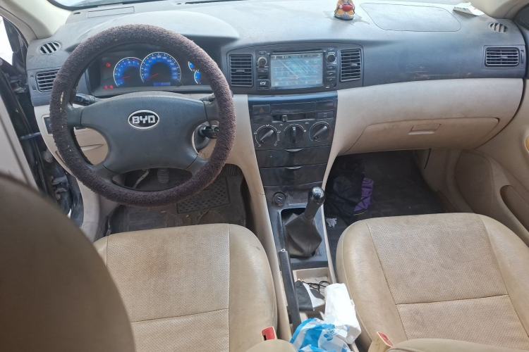 Used BYD F3 2012 Energy-Saving Model 1.5L Manual Comfort Version Center Console