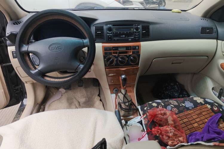 Used BYD F3 2012 Energy-Saving Edition 1.5L Manual Luxury Model Center Console