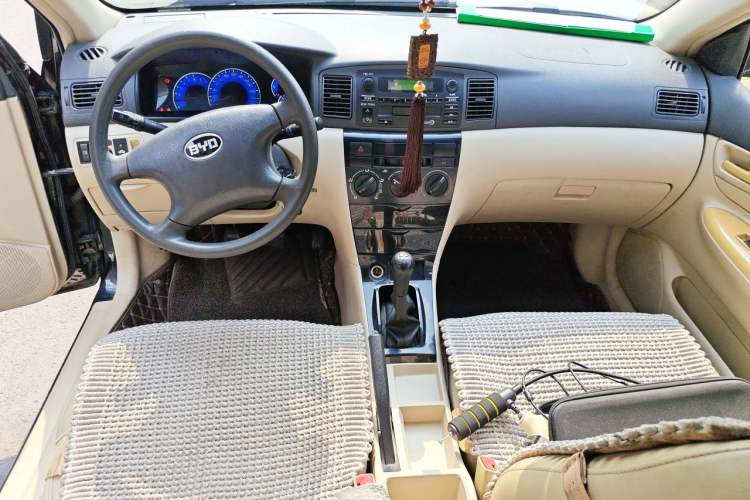 Used BYD F3 2012 Energy-Saving Model 1.5L Manual Comfort Version Center Console