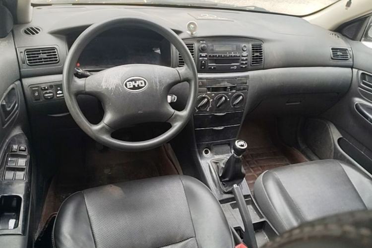 Used BYD F3 2012 Energy-Saving Model 1.5L Manual Comfort Version Center Console