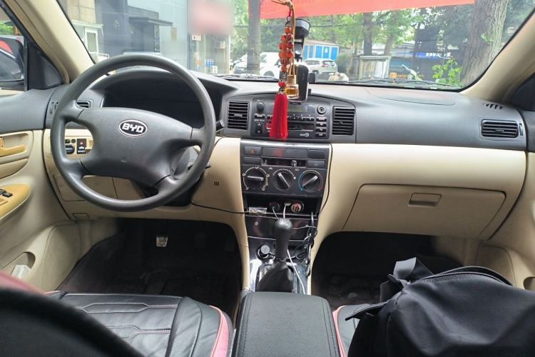Used BYD F3 2012 Energy-Saving Model 1.5L Manual Comfort Version Center Console