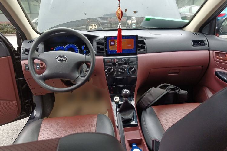 Used BYD F3 2012 Energy-Saving Model 1.5L Manual Comfort Version Center Console