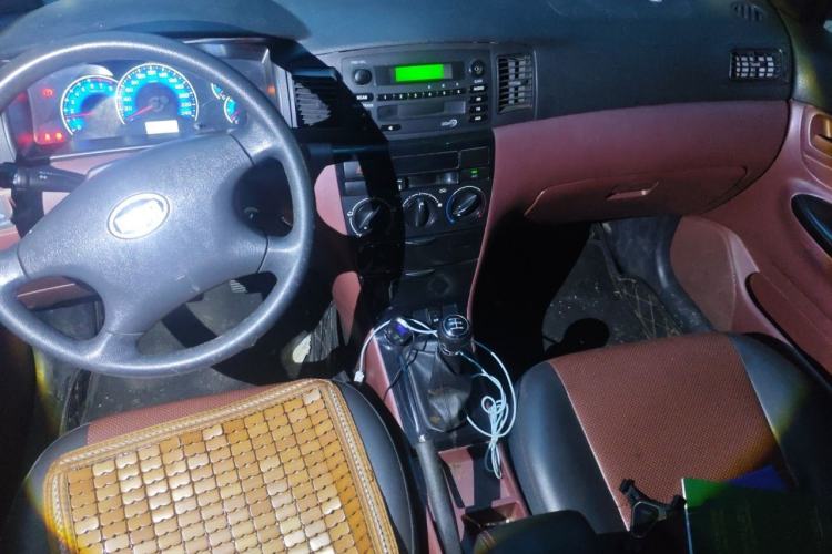 Used BYD F3 2012 Energy-Saving Model 1.5L Manual Comfort Version Center Console